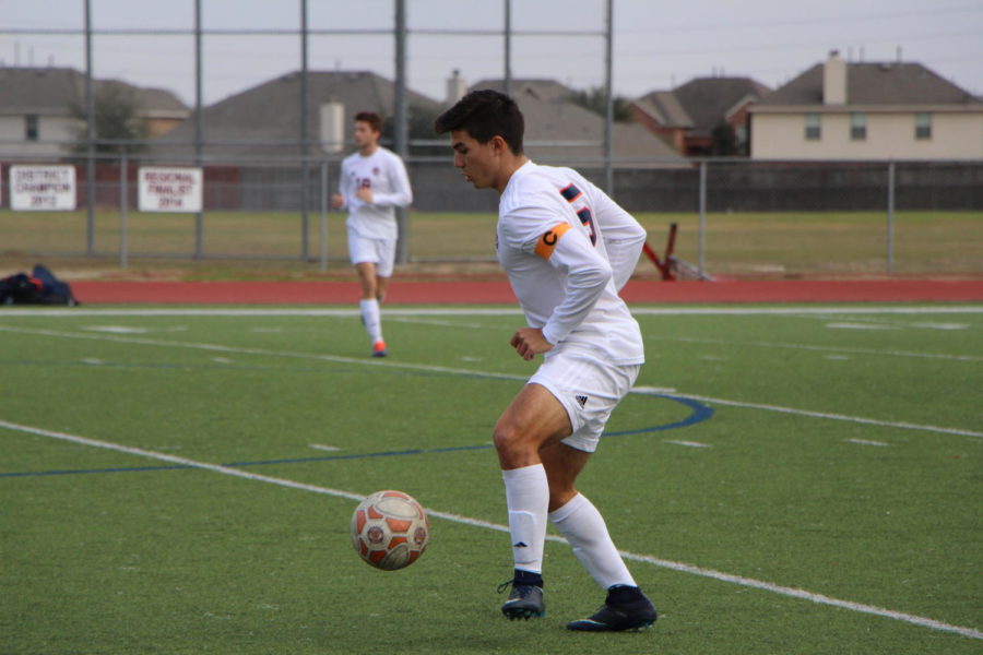 Felipe Latorre receives the ball.