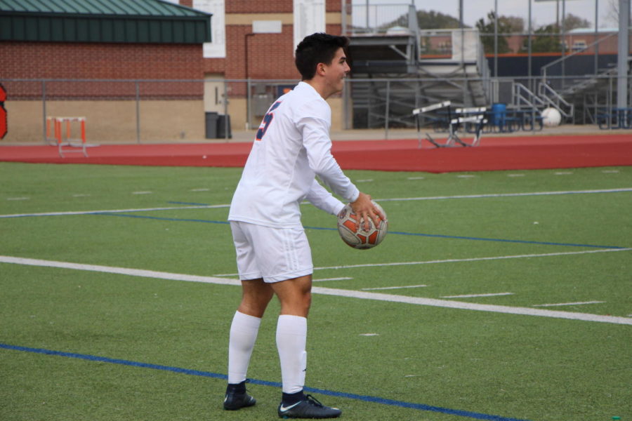 Felipe Latorre throws the ball back into play.